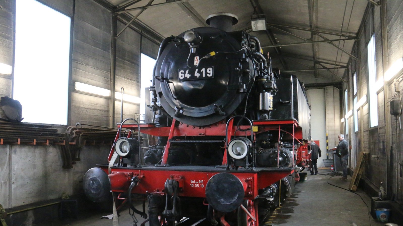 „Huuuuhuuu“ – immer wieder hört man es auch Vaihingen, wenn die Dampflok auf der Strohgäubahn fährt. Auf Seite 12 gibt es heute einen Eindruck vom Besuch in der Halle und der Museumswerkstatt der Gesellschaft zur Erhaltung von Schienenfahrzeugen Stuttgart, die in Weissach auch einige Stahlrösser beherbergt. Foto: Rücker „Huuuuhuuu“ – immer wieder hört man es auch Vaihingen, wenn die Dampflok auf der Strohgäubahn fährt. Auf Seite 12 gibt es heute einen Eindruck vom Besuch in der Halle und der Museumswerkstatt der Gesellschaft zur Erhaltung von Schienenfahrzeugen Stuttgart, die in Weissach auch einige Stahlrösser beherbergt. Foto: Rücker