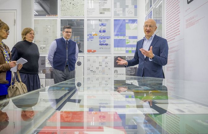 Beim Pressetermin auf dem Kuhberg: HfG-Archiv-Leiter Martin Mäntele zeigt die Otl-Aicher-Abteilung, Links neben ihm die Sammler und Kuratoren Jens Müller und Katharina Sussek.<span class='image-autor'>Matthias Kessler</span>