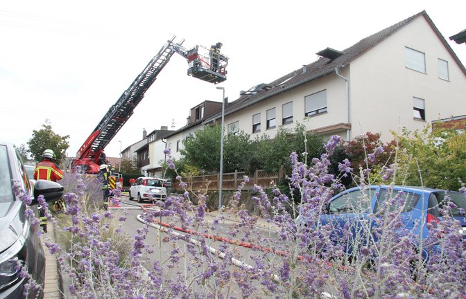 Brand Feuer Dachstuhlbrand Krummhaarstraße Sersheim Drehleiter Feuerwehr 