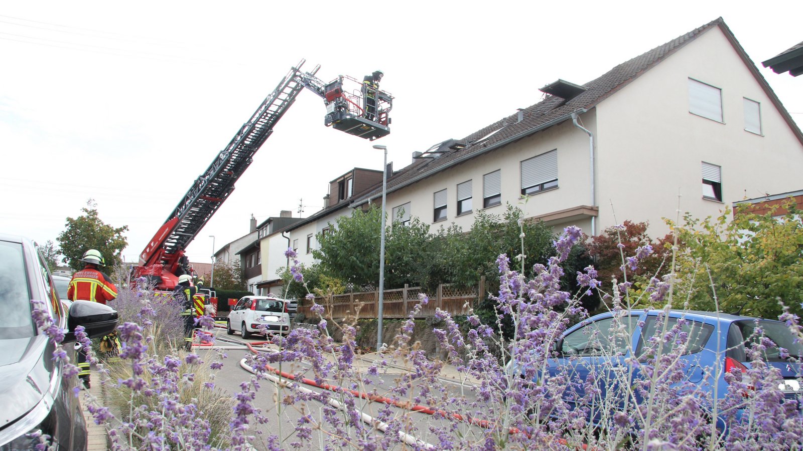Brand Feuer Dachstuhlbrand Krummhaarstraße Sersheim Drehleiter Feuerwehr 
