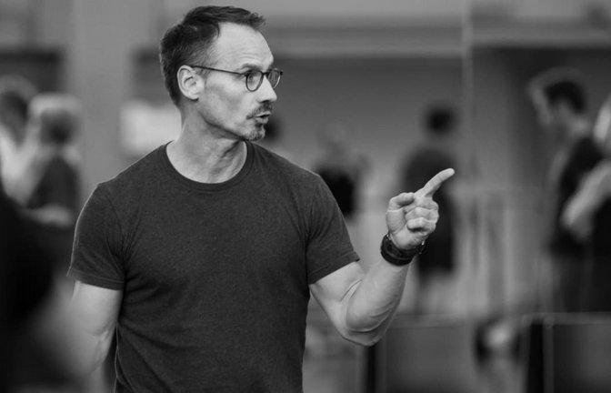 Christian Spuck hat Grund zur Freude: Dem von ihm geleiteten Staatsballett Berlin gelang in der Kritikerumfrage der Zeitschrift „tanz“ erneut der Sprung ganz nach vorn. Unser Foto zeigt ihn bei Proben zu „Bovary“, seiner ersten Berliner Premiere.<span class='image-autor'>Staatsballett Berlin/Serghei Gherciu</span>