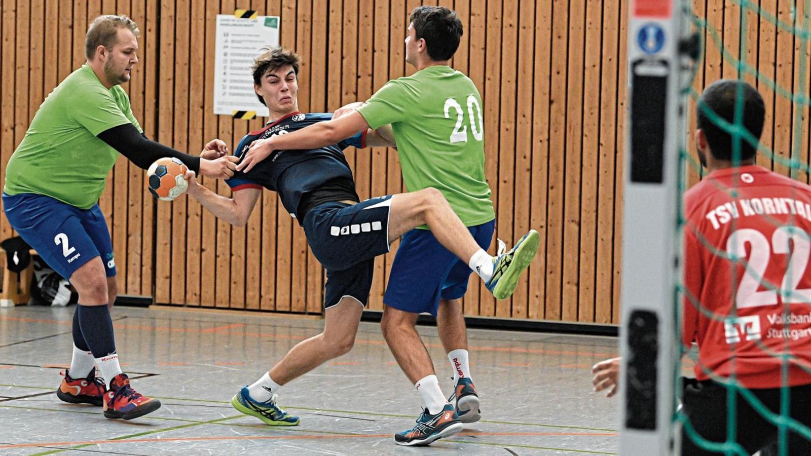 Nahe am Erlaubten ist der Körpereinsatz der Handballer des TSV Korntal beim TSV Oberriexingen gewesen – das musste unter anderem Lukas Stefani (Zweiter von links) erfahren. Foto: Leitner Nahe am Erlaubten ist der Körpereinsatz der Handballer des TSV Korntal beim TSV Oberriexingen gewesen – das musste unter anderem Lukas Stefani (Zweiter von links) erfahren. Foto: Leitner