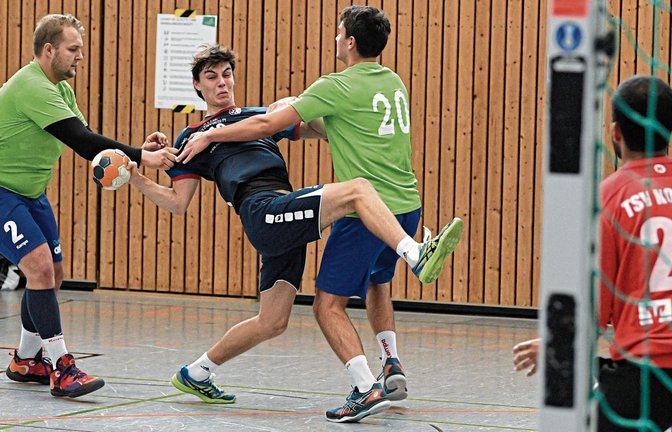 Nahe am Erlaubten ist der Körpereinsatz der Handballer des TSV Korntal beim TSV Oberriexingen gewesen – das musste unter anderem Lukas Stefani (Zweiter von links) erfahren. Foto: Leitner