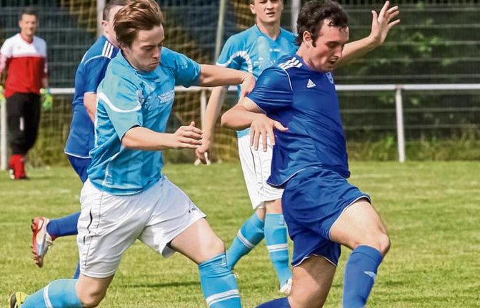 Hat in der vergangenen Woche in der zweiten Mannschaft ausgeholfen, aber die 0:4-Niederlage gegen den FV Roßwag auch nicht verhindern können: Oliver Rapp (rechts) Foto: Simecek