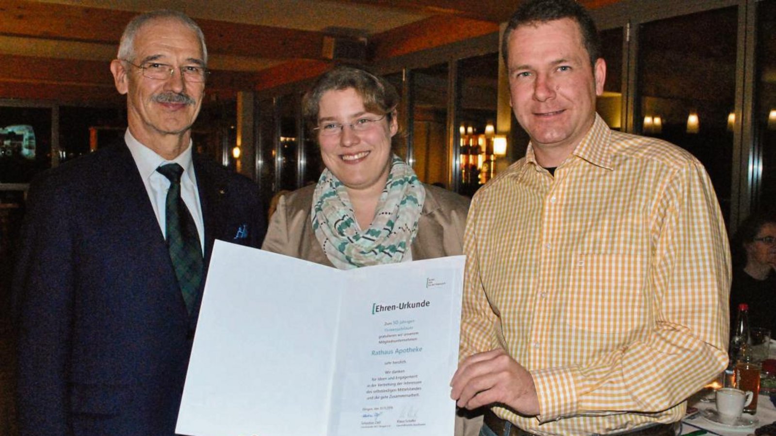 Gewerbevereinsvorsitzender Sebastian Zaiß (rechts) überreicht Katrin Rapp und Rolf Schneider die Ehrenurkunde. Foto: Stahlfeld Gewerbevereinsvorsitzender Sebastian Zaiß (rechts) überreicht Katrin Rapp und Rolf Schneider die Ehrenurkunde. Foto: Stahlfeld