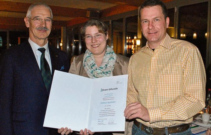 Gewerbevereinsvorsitzender Sebastian Zaiß (rechts) überreicht Katrin Rapp und Rolf Schneider die Ehrenurkunde.  Foto: Stahlfeld