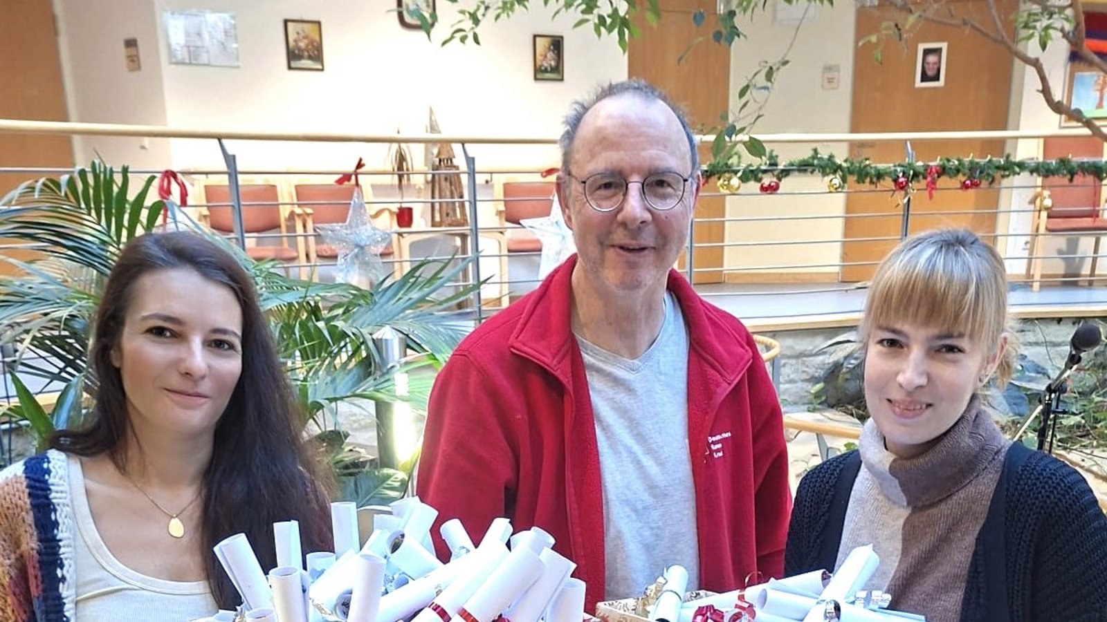 Cornelia Tusa (links) und Lisa Sattler übergeben die Briefe an Jürgen Siebert. Foto: p