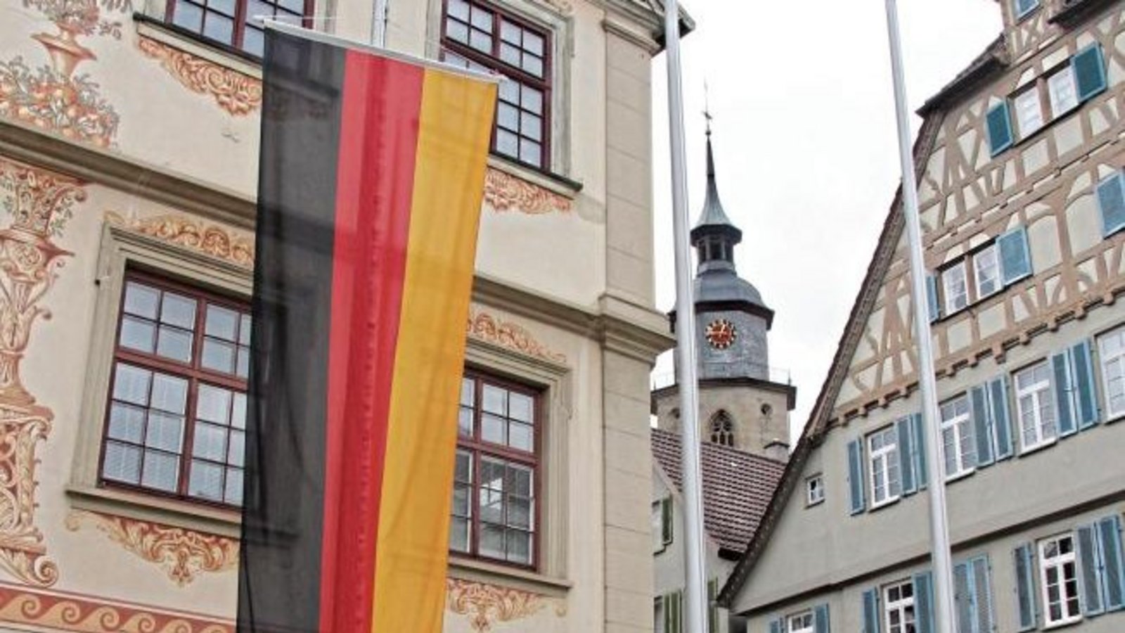 Auch in Vaihingen wehten gestern die Fahnen auf Halbmast – zur Erinnerung an die Opfer der Corona-Pandemie. Foto: Banholzer Auch in Vaihingen wehten gestern die Fahnen auf Halbmast – zur Erinnerung an die Opfer der Corona-Pandemie. Foto: Banholzer