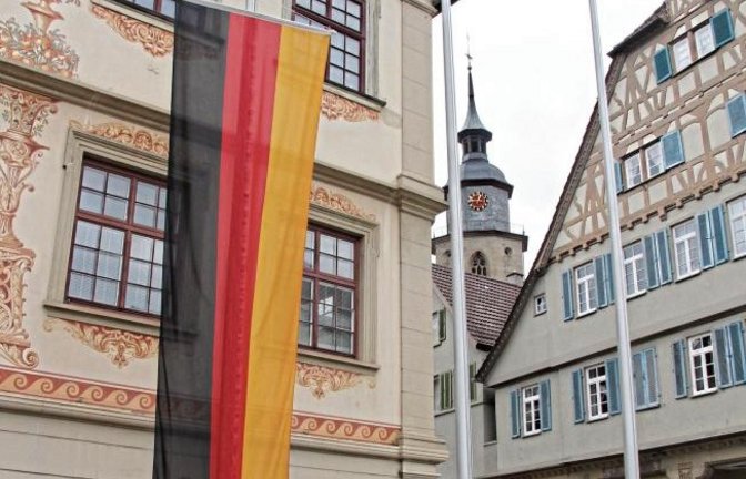 Auch in Vaihingen wehten gestern die Fahnen auf Halbmast – zur Erinnerung an die Opfer der Corona-Pandemie.  Foto: Banholzer