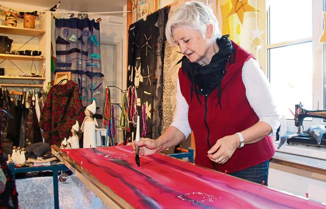 Mit einem Kurs in Seidenmalerei fing Heiderose Kühnles Leidenschaft von der Kleiderherstellung an.  Fotos: Rostek