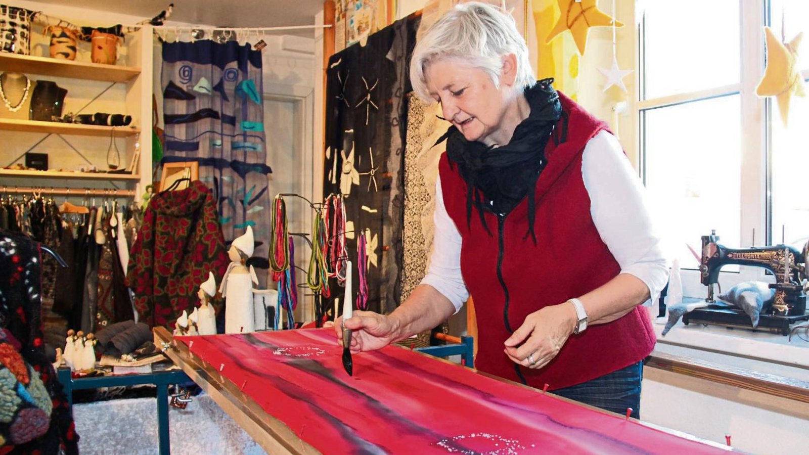 Mit einem Kurs in Seidenmalerei fing Heiderose Kühnles Leidenschaft von der Kleiderherstellung an.  Fotos: Rostek