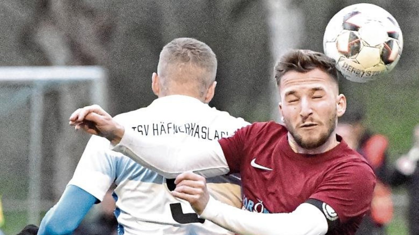Häfnerhaslachs Stürmer Marco Hirsch (von links) war über weite Strecken in guten Händen bei Enzweihingens Innenverteidiger Tom Trostel. Foto: Leitner Häfnerhaslachs Stürmer Marco Hirsch (von links) war über weite Strecken in guten Händen bei Enzweihingens Innenverteidiger Tom Trostel. Foto: Leitner