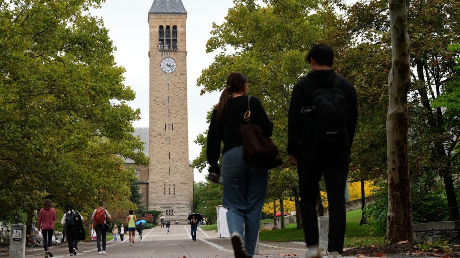 Fußgänger gehen auf dem Campus der Cornell University. Die mutmaßliche Gruppenvergewaltigung einer Studentin an der US-Elite-Uni wird rund zwei Jahre später neu aufgerollt (Archivfoto).Matt Rourke/AP/dpa Fußgänger gehen auf dem Campus der Cornell University. Die mutmaßliche Gruppenvergewaltigung einer Studentin an der US-Elite-Uni wird rund zwei Jahre später neu aufgerollt (Archivfoto).Matt Rourke/AP/dpa