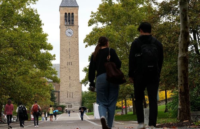 Fußgänger gehen auf dem Campus der Cornell University. Die mutmaßliche Gruppenvergewaltigung einer Studentin an der US-Elite-Uni wird rund zwei Jahre später neu aufgerollt (Archivfoto).<span class='image-autor'>Matt Rourke/AP/dpa</span>