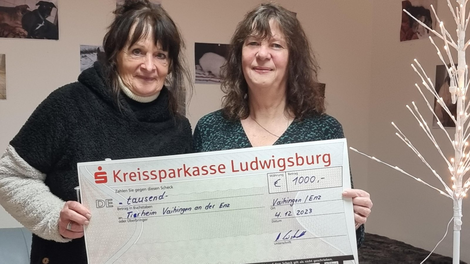 Übergabe an das Tierheim Vaihingen: Leiterin Anneliese Petzold (links) und Andrea Eisenhardt.