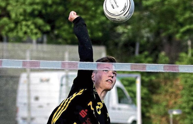 Johannes Jungclaussen (links) spielt beim wiedererstarkten und deshalb favorisierten TSV Pfungstadt auf der Position des Zweitschlagmanns. Abwehrspieler Jaro Jungclaussen (rechts) hat mit dem TV Schweinfurt-Oberndorf dagegen gerade so die Qualifikation fü
