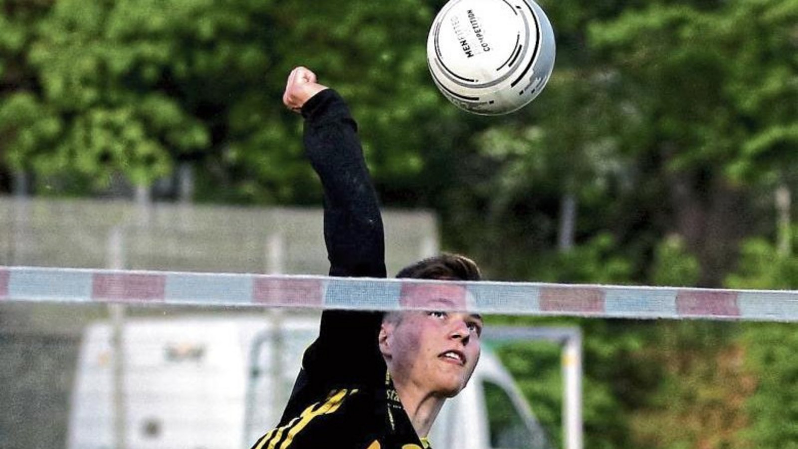 Johannes Jungclaussen (links) spielt beim wiedererstarkten und deshalb favorisierten TSV Pfungstadt auf der Position des Zweitschlagmanns. Abwehrspieler Jaro Jungclaussen (rechts) hat mit dem TV Schweinfurt-Oberndorf dagegen gerade so die Qualifikation fü