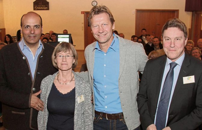Die Familienherberge Lebensweg kann gebaut werden. Mit Karin Eckstein und Fördervereinsvorsitzendem Stefan Weber (rechts) freuen sich die Botschafter Jay Alexander (links) und Guido Buchwald.