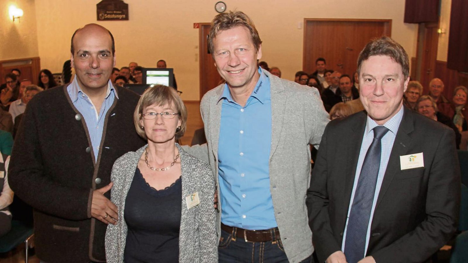 Die Familienherberge Lebensweg kann gebaut werden. Mit Karin Eckstein und Fördervereinsvorsitzendem Stefan Weber (rechts) freuen sich die Botschafter Jay Alexander (links) und Guido Buchwald.