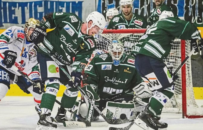 Mit vereinten Kräften klären die Dennis Palka, Sinisa Martinovic und Max Prommersberger vor Heilbronns Adam Brace (von rechts).  Foto: Simecek