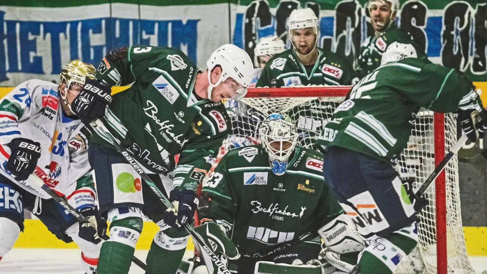 Mit vereinten Kräften klären die Dennis Palka, Sinisa Martinovic und Max Prommersberger vor Heilbronns Adam Brace (von rechts).  Foto: Simecek