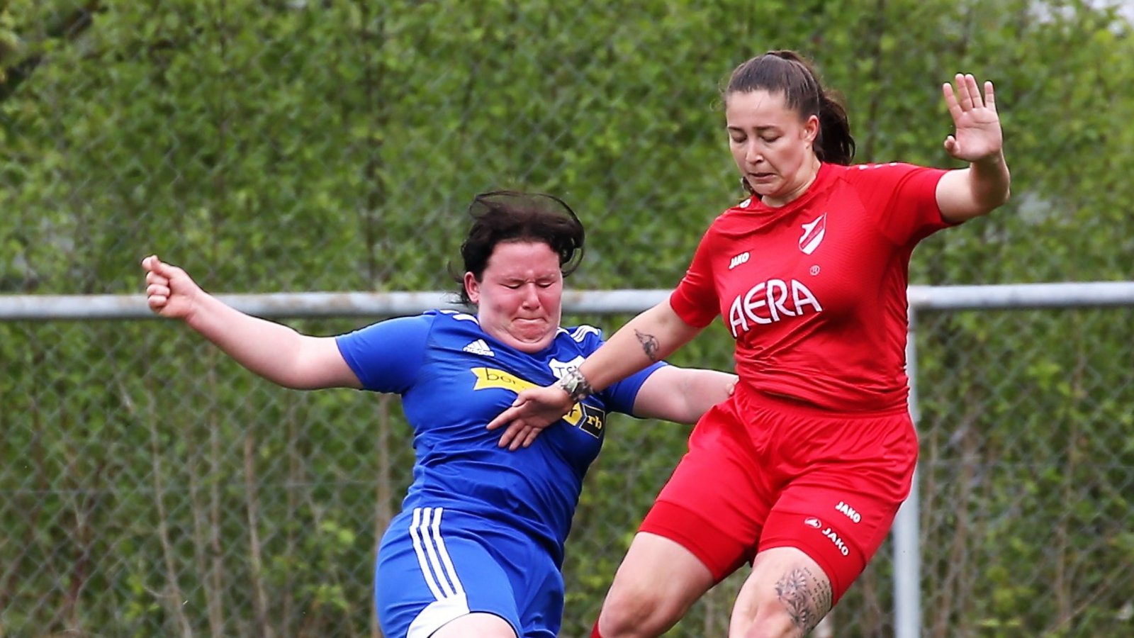 Cheyenne Kust (rechts) hat den Heimsheimer Angriff – hier Annika Walther – im Griff. Horrheim siegt durch schnelle Tore mit 4:1. Foto: Küppers Cheyenne Kust (rechts) hat den Heimsheimer Angriff – hier Annika Walther – im Griff. Horrheim siegt durch schnelle Tore mit 4:1. Foto: Küppers