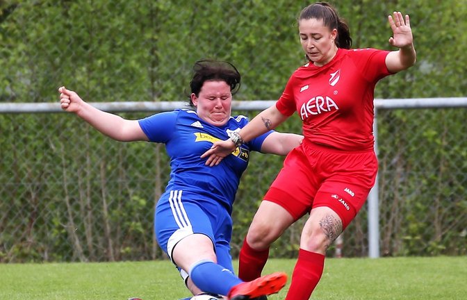 Cheyenne Kust (rechts) hat den Heimsheimer Angriff – hier Annika Walther – im Griff. Horrheim siegt durch schnelle Tore mit 4:1.  <span class='image-autor'>Foto: Küppers</span>