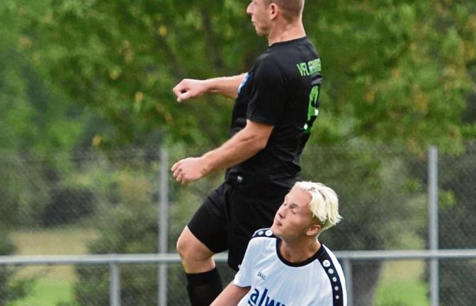 Sersheims Thomas Schneider (rechts) hatte bei diesem Kopfballduell gegen Berat Sertolli keine Chance. Doch am Ende gewann der VfR mit 1:0 gegen Gemmrigheim. Foto: Leitner