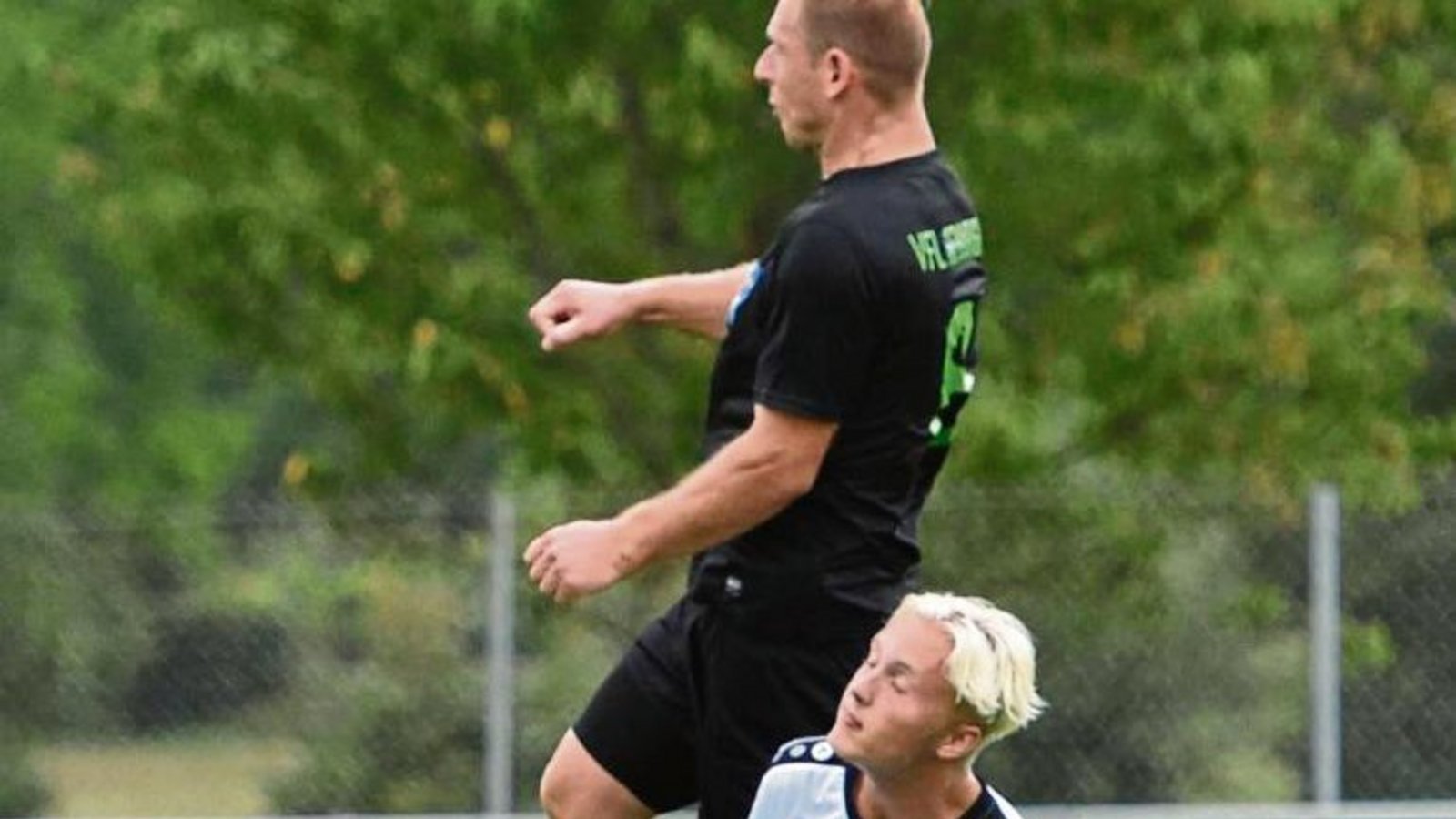 Sersheims Thomas Schneider (rechts) hatte bei diesem Kopfballduell gegen Berat Sertolli keine Chance. Doch am Ende gewann der VfR mit 1:0 gegen Gemmrigheim. Foto: Leitner Sersheims Thomas Schneider (rechts) hatte bei diesem Kopfballduell gegen Berat Sertolli keine Chance. Doch am Ende gewann der VfR mit 1:0 gegen Gemmrigheim. Foto: Leitner