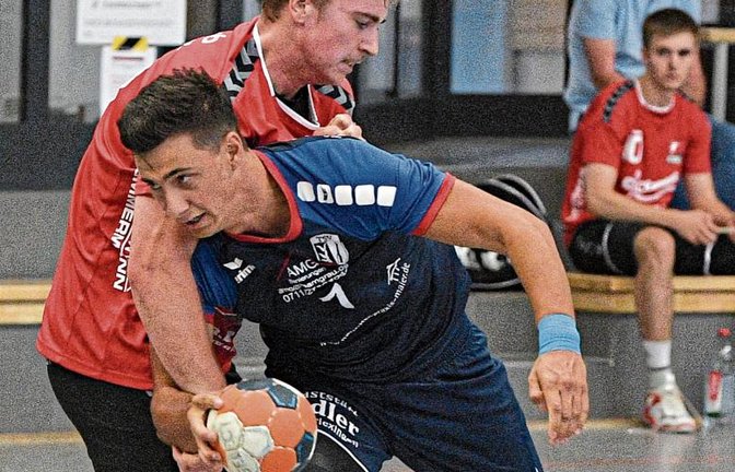 Nicht ganz regelkonform stoppt Johannes Stärk (von links) vom HC Metter-Enz beim Saisonauftakt in der Bezirksklasse Oberriexingens Sebastian Grau.  Foto: Leitner