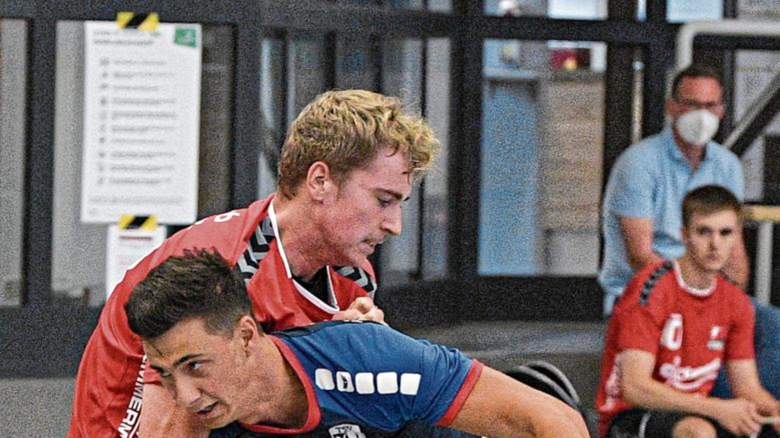 Nicht ganz regelkonform stoppt Johannes Stärk (von links) vom HC Metter-Enz beim Saisonauftakt in der Bezirksklasse Oberriexingens Sebastian Grau. Foto: Leitner Nicht ganz regelkonform stoppt Johannes Stärk (von links) vom HC Metter-Enz beim Saisonauftakt in der Bezirksklasse Oberriexingens Sebastian Grau. Foto: Leitner