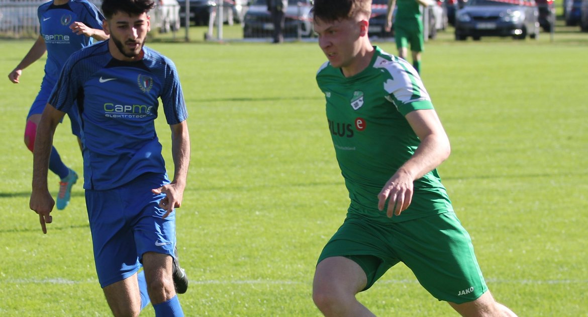 Fussball, Männer, Relegation, SV Iptingen, Lukas Wolff (rechts), Foto: Dittrich