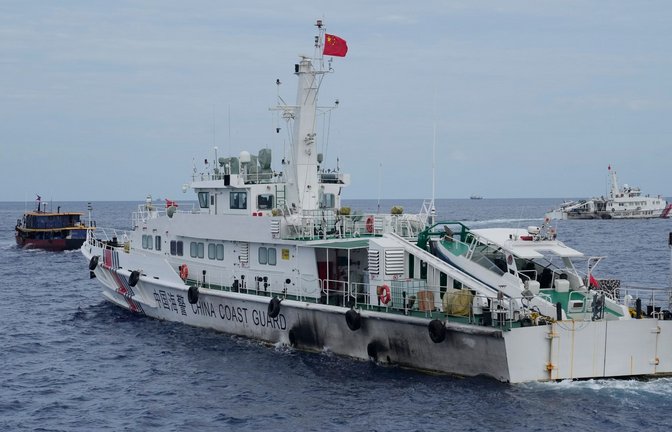 China und die Philippinen haben nicht zum ersten Mal Ärger: Ein Schiff der chinesischen Küstenwache versucht hier im August, einem philippinischen Versorgungsschiff (l) den Weg zu versperren.<span class='image-autor'>Foto: Aaron Favila/AP</span>