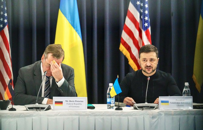 Unsichere Aussichten: Verteidigungsminister Pistorius (l.) und Ukraines Präsident Selenskyj beim Treffen in Ramstein. Unsichere Aussichten: Verteidigungsminister Pistorius (l.) und Ukraines Präsident Selenskyj beim Treffen in Ramstein.<span class='image-autor'>Foto: dpa/Andreas Arnold</span>
