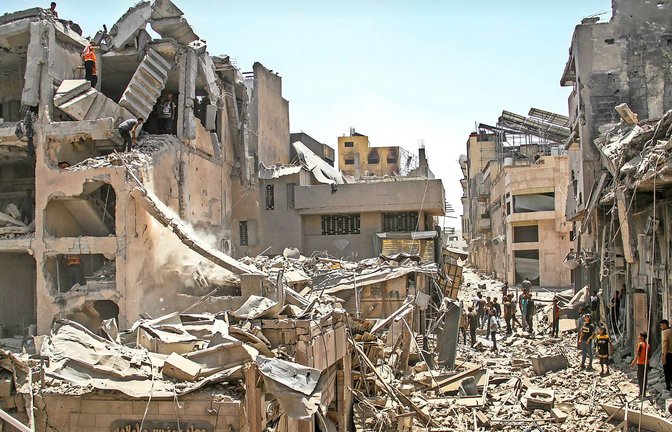 Palästinenser stehen in von durch israelischen Kampfflugzeuge zerstörten Wohngebäuden. Die Zahl der Todesopfer im Gaza-Krieg könnte deutlich höher liegen als bislang angenommen (Archivfoto).<span class='image-autor'>Foto: dpa/Mahmoud Zaki</span>