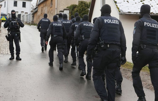 Die Polizei ist in elf Bundesländern gegen mutmaßliche Reichsbürger vorgegangen – sie sollen auch Ärzte bedroht haben.<span class='image-autor'>Foto: dpa/Bodo Schackow</span>