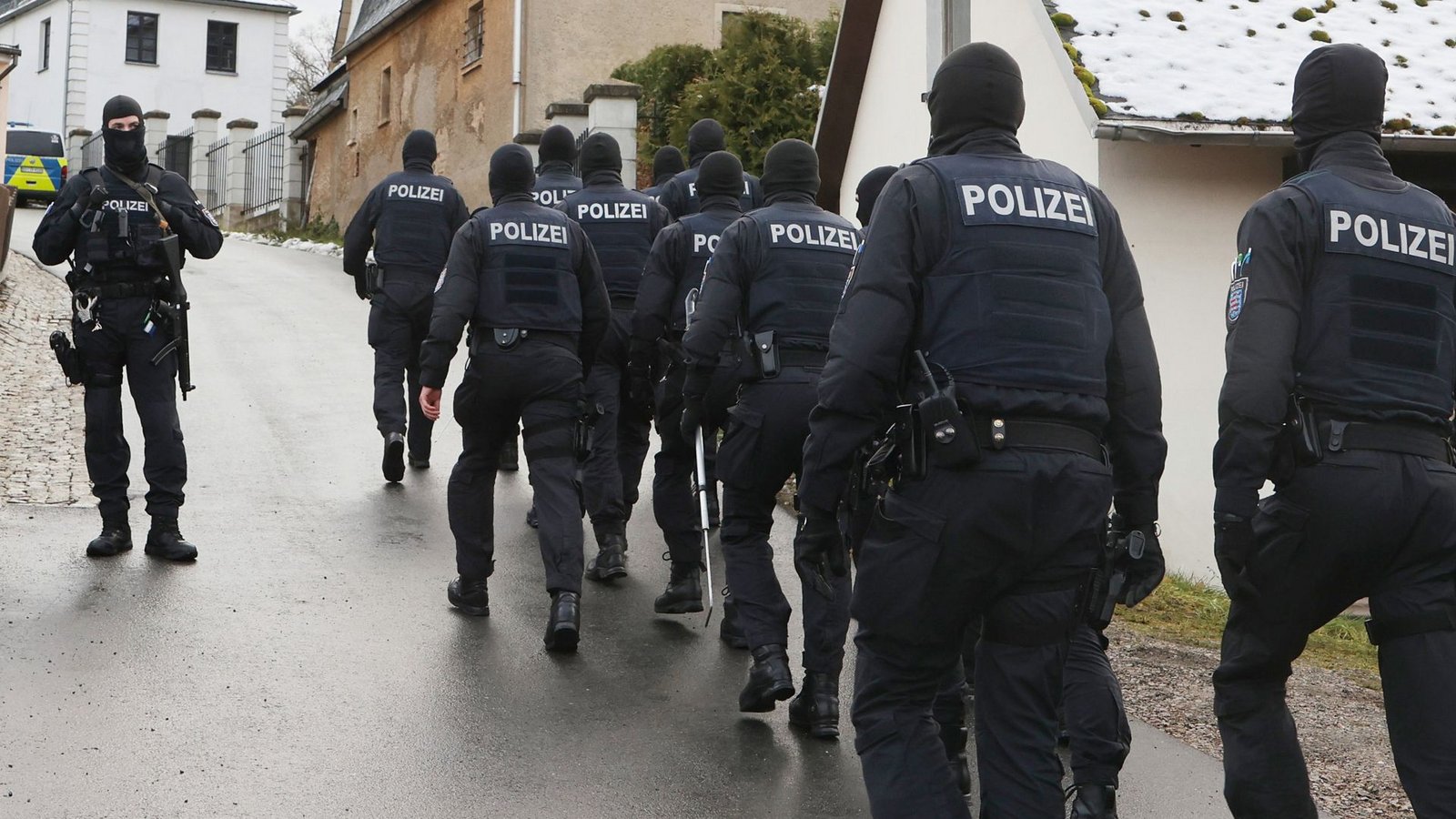 Die Polizei ist in elf Bundesländern gegen mutmaßliche Reichsbürger vorgegangen – sie sollen auch Ärzte bedroht haben.Foto: dpa/Bodo Schackow Die Polizei ist in elf Bundesländern gegen mutmaßliche Reichsbürger vorgegangen – sie sollen auch Ärzte bedroht haben.Foto: dpa/Bodo Schackow