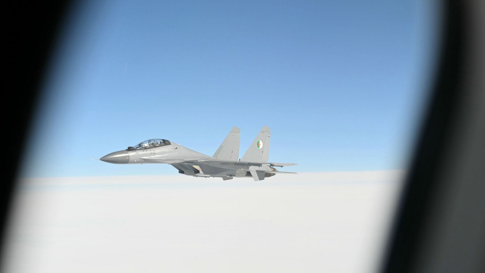 Ein Kampfjet der algerischen Luftwaffe. In Südkorea hat ein Pilot für spektakuläre Fotos viel risiert. Das Foto zeigt nicht den eigentliche Kampjet (Symbolfoto)Foto: Alberto Pizzoli/Pool AFP/AP/dpa/Alberto Pizzoli
