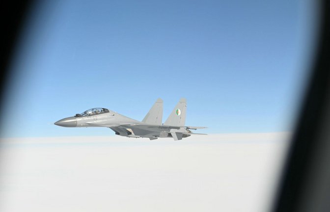 Ein Kampfjet der algerischen Luftwaffe. In Südkorea hat ein Pilot für spektakuläre Fotos viel risiert. Das Foto zeigt nicht den eigentliche Kampjet (Symbolfoto)<span class='image-autor'>Foto: Alberto Pizzoli/Pool AFP/AP/dpa/Alberto Pizzoli</span>