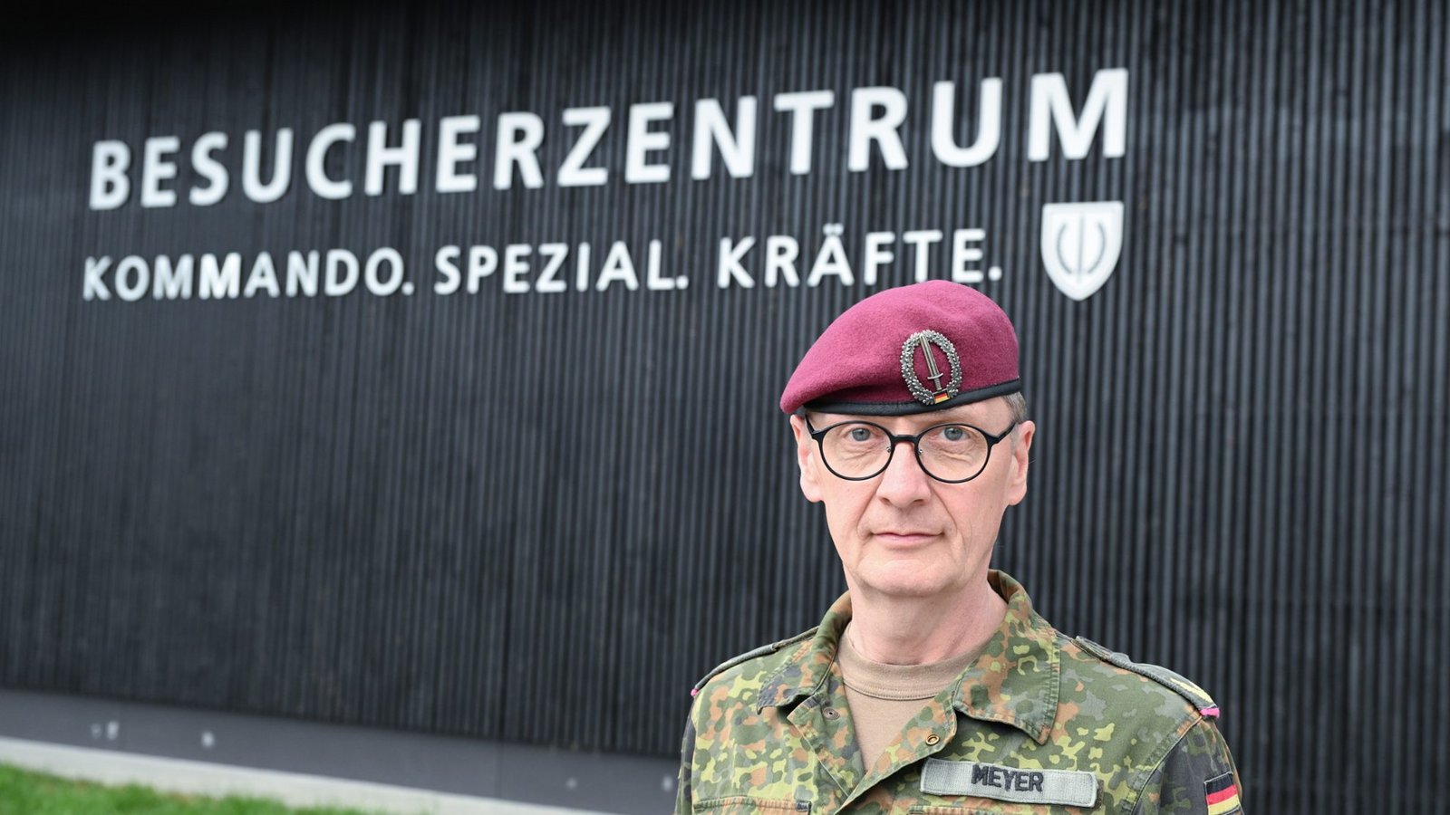 Brigadegeneral Ansgar Meyer steht vor dem neuen Besucherzentrum.Foto: Bernd Weißbrod/dpa Brigadegeneral Ansgar Meyer steht vor dem neuen Besucherzentrum.Foto: Bernd Weißbrod/dpa