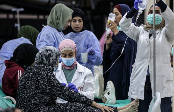 Libanesisches medizinisches Personal versorgt eine ältere Frau, die Opfer eines Choleraausbruchs geworden ist.<span class='image-autor'>Foto: Marwan Naamani/dpa</span>