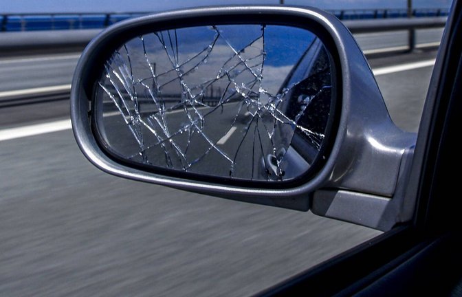 Nachdem an Weihnachten wieder Seitenspiegel an vielen Autos abgeschlagen worden waren, gelang der Polizei ein Ermittlungserfolg (Symbolbild).<span class='image-autor'>Foto: imago/allOver/KTH</span>