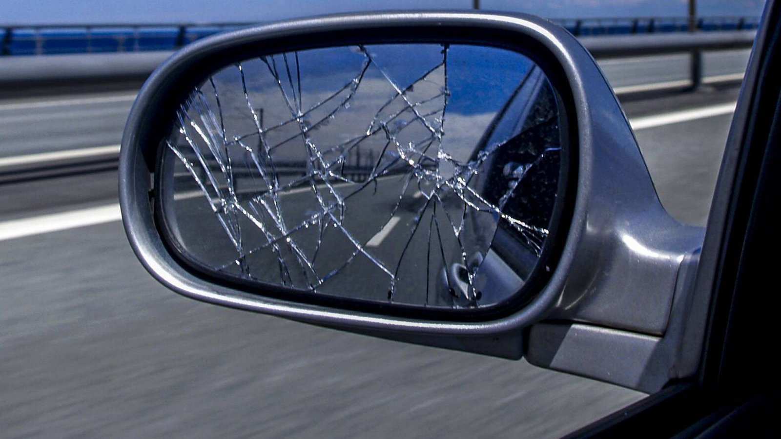 Nachdem an Weihnachten wieder Seitenspiegel an vielen Autos abgeschlagen worden waren, gelang der Polizei ein Ermittlungserfolg (Symbolbild).Foto: imago/allOver/KTH