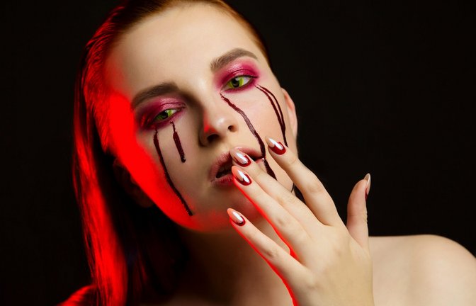 Wird vor allem für Halloweenkostüme verwendet: Kunstblut.<span class='image-autor'>Foto: Elena Zhogol / shutterstock.com</span>
