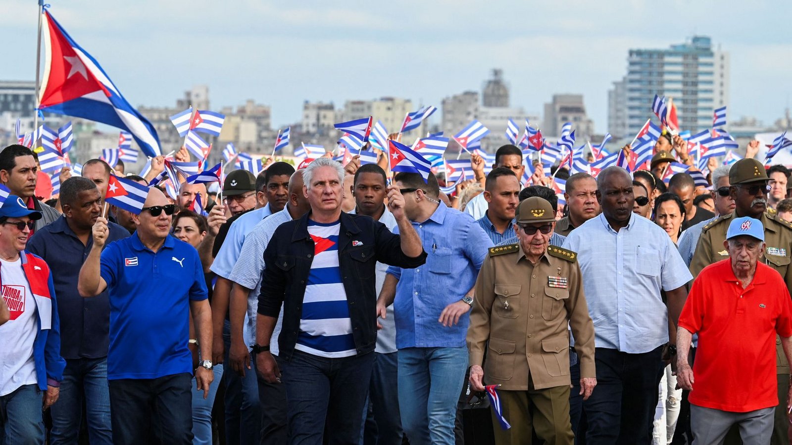 Miguel Diaz-Canel (Mitte, links) und Raul Castro (Mitte, rechts) demonstrierten 2024 gegen die USAFoto: AFP/YAMIL LAGE
