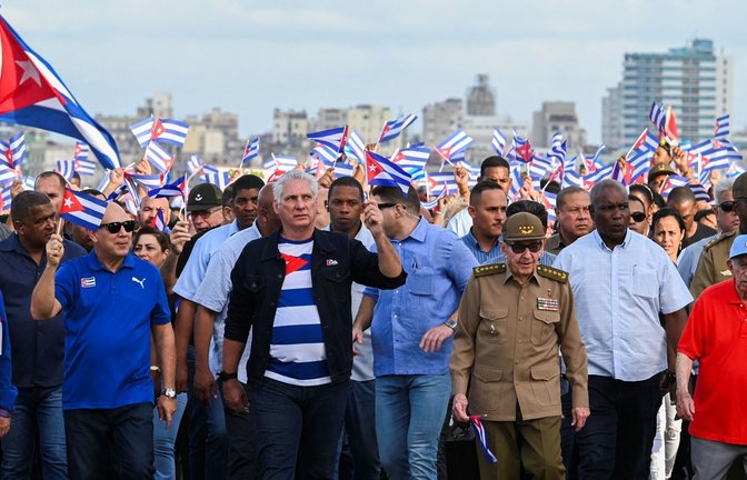 Miguel Diaz-Canel (Mitte, links) und Raul Castro (Mitte, rechts) demonstrierten 2024 gegen die USA<span class='image-autor'>Foto: AFP/YAMIL LAGE</span>