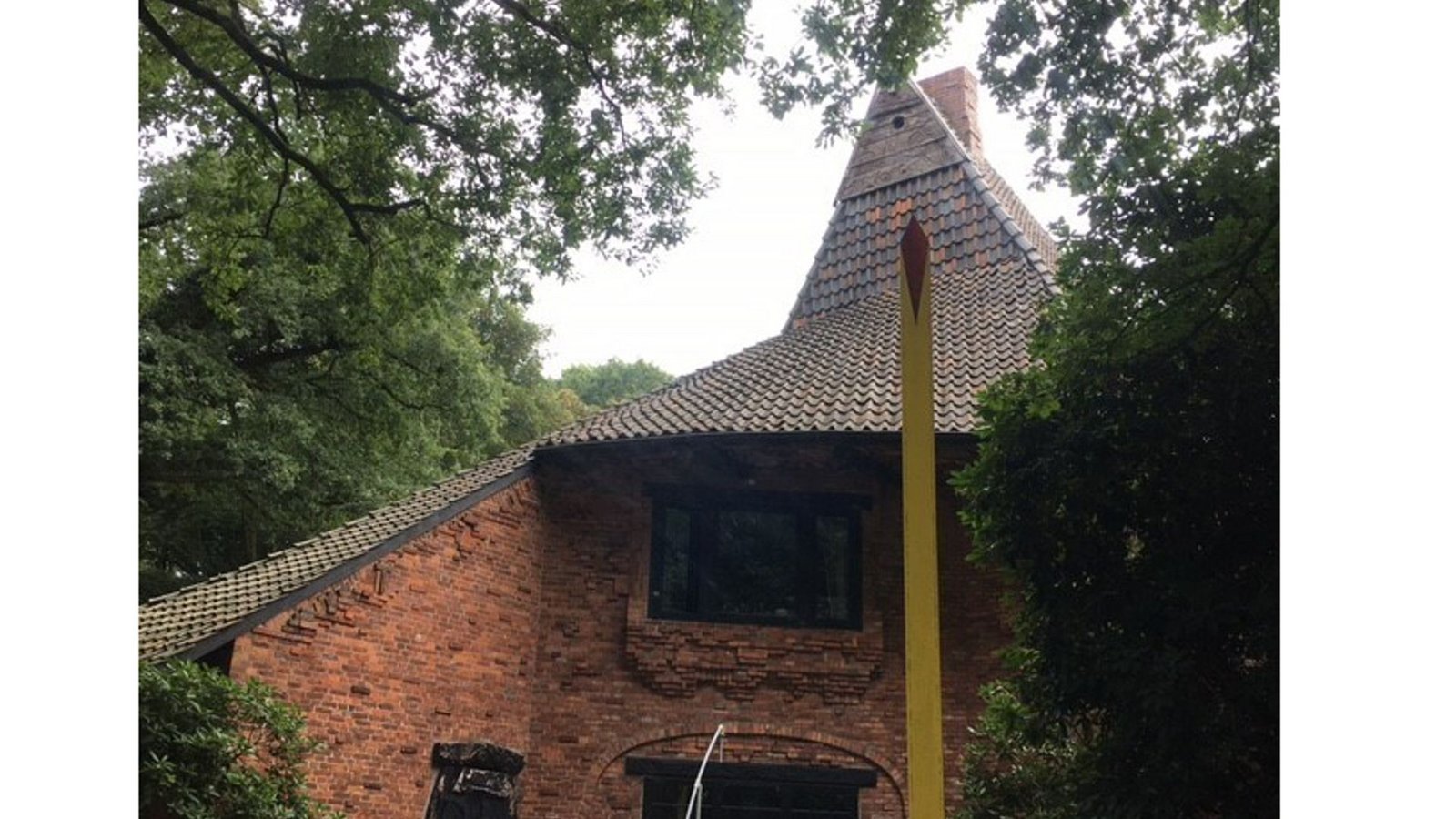Versteckt am Rand von Worpswede, auf einem Hügel hinter Bäumen, steht der Hoetger Hof, ein Gebäude fast ohne rechte Winkel, der sich manchmal für Besucher öffnet.Foto: STZN