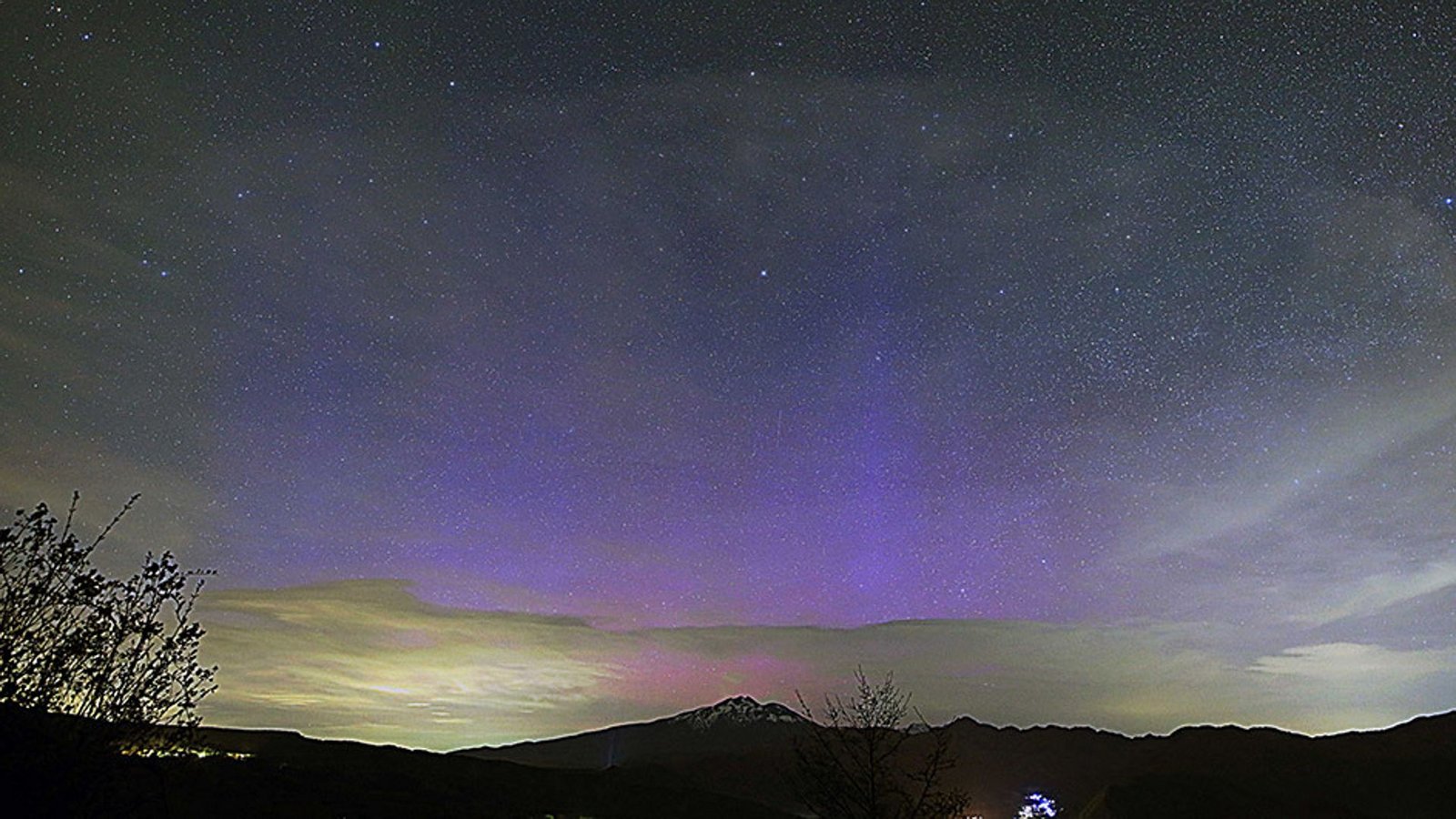 Dieses ungewöhnliche blaue Polarlicht trat im Mai 2024 über Japan auf. Doch wodurch wurde diese ungewöhnliche Farbe verursacht?Foto: © Mitsuhiro Ozaki Dieses ungewöhnliche blaue Polarlicht trat im Mai 2024 über Japan auf. Doch wodurch wurde diese ungewöhnliche Farbe verursacht?Foto: © Mitsuhiro Ozaki