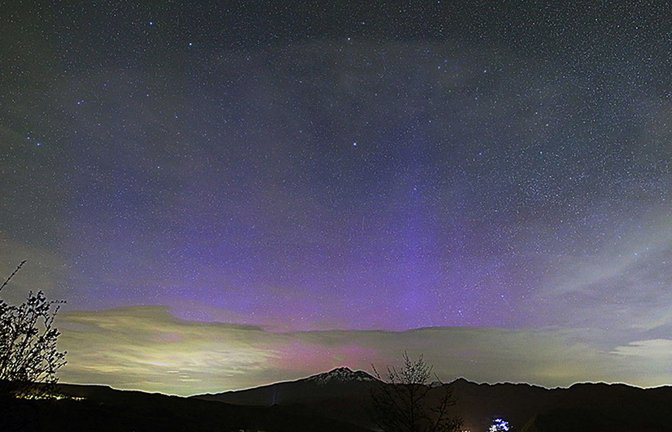 Dieses ungewöhnliche blaue Polarlicht trat im Mai 2024 über Japan auf. Doch wodurch wurde diese ungewöhnliche Farbe verursacht?<span class='image-autor'>Foto: © Mitsuhiro Ozaki</span>