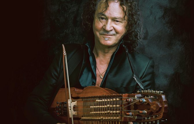 „Ich hatte das Ding umhängen und es war furchtbar“, sagt Thomas Roth über seine ersten Erfahrungen mit der  Nyckelharpa.<span class='image-autor'>Foto: Stefan Heilemann</span>